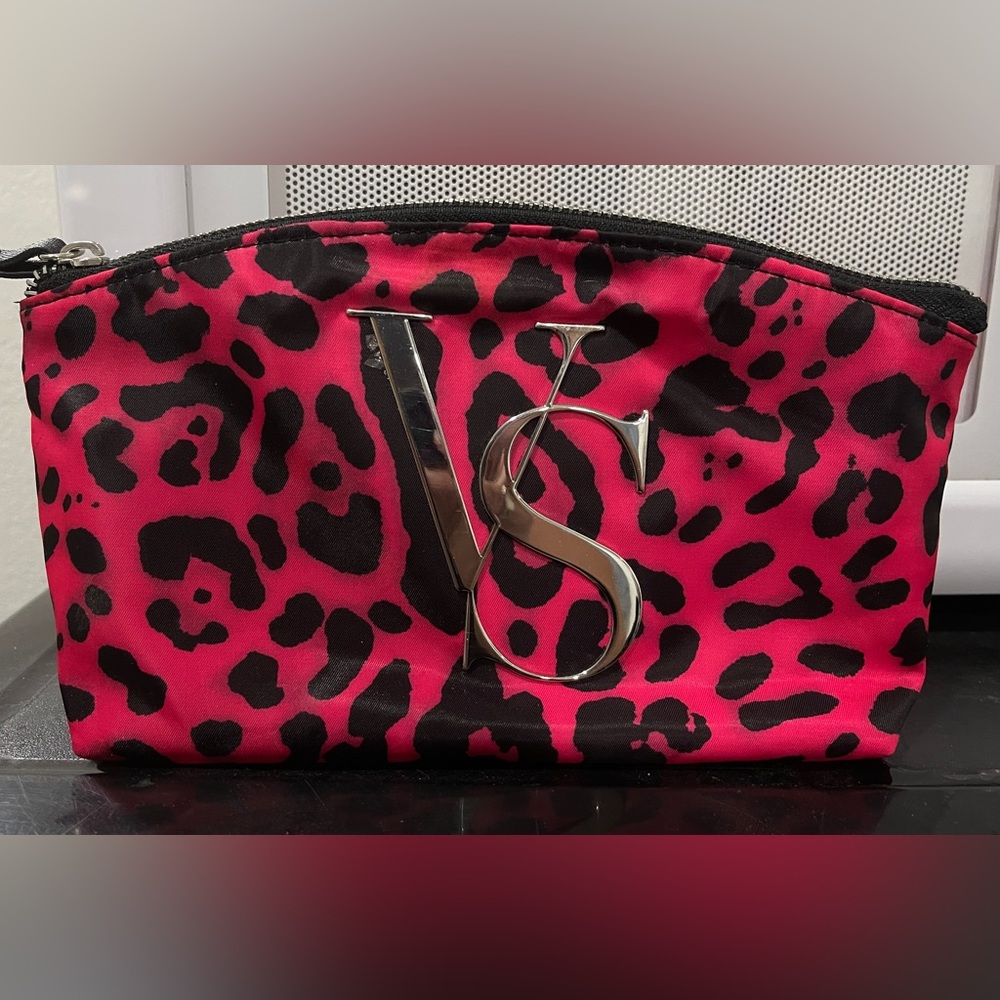 Victoria’s Secret
VS
Hot Pink Cheetah 
Large Cosmetic 
Makeup Bag